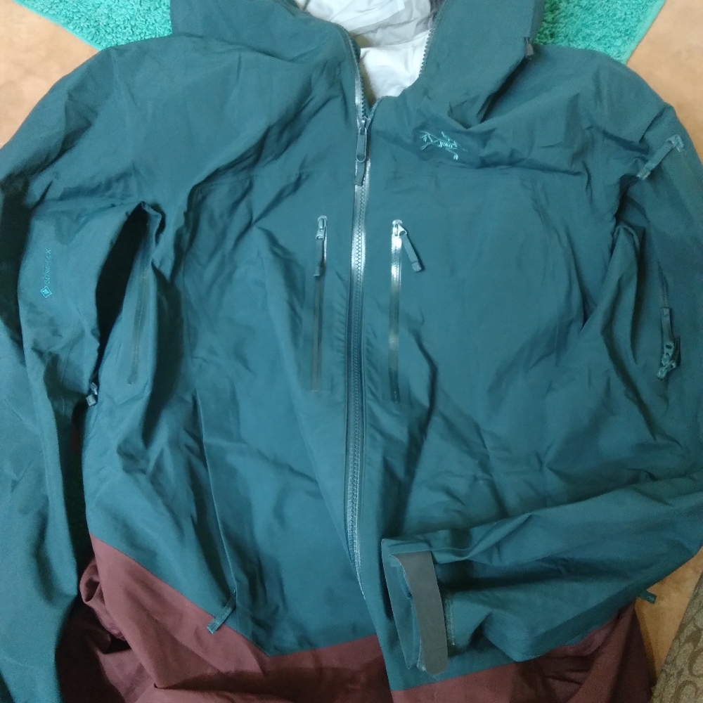 Arc'teryx jacket XL woman's green and burgundy  new never worn.